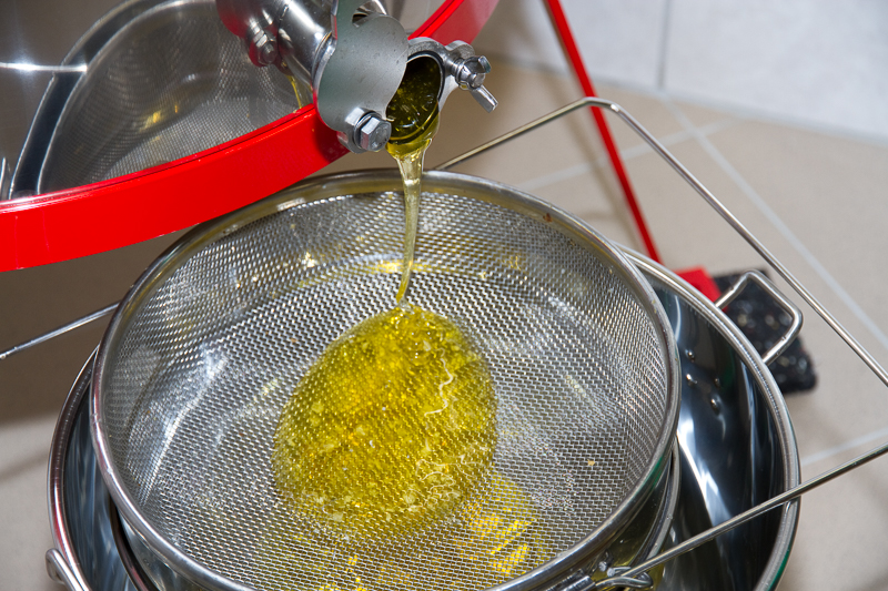 Honig läuft ins Sieb