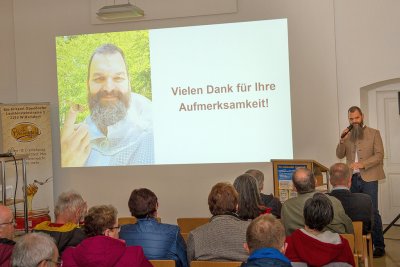 Imkermeister Ing. Franz Obendorfer beim Vortrag im Schloss Liechtenstein Wilfersdorf FO2504180055