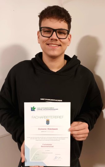 Domenic mit Facharbeiterbrief IMG 20241108 WA0004