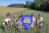 Jaeger geben Bienen Heimat