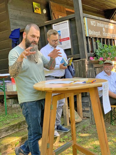 Buchpräsentation IM Ing. Franz Obendorfer auf der Belegstelle Hirschgrund 2024, mit Bürgermeister Stubenvoll und NÖIV Präsident Niklas am Bild belegstellenfest2024 1