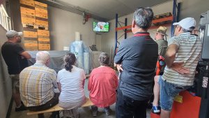 Besucher beim Ansehen eines Imagevideos