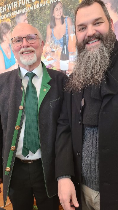 Präsident Reg. Rat Ing. Josef Niklas mit Imkermeister Ing. Franz Obendorfer niklas stpoelten 2025