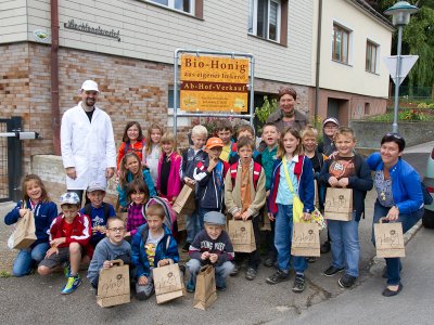Volksschule Wilfersdorf besucht die Bio-Imkerei Obendorfer
