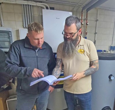 Übergabe Wärmpepumpe Mst. Wolfgang Lindner von neXt Haustechnik, Imkermeister Ing. Franz Obendorfer waermepumpe1