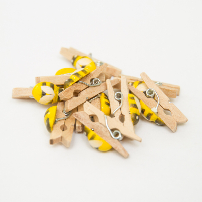 Holzklammern mit Bienendeko