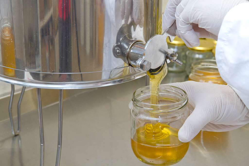 Honig aus dem Abfülltopf