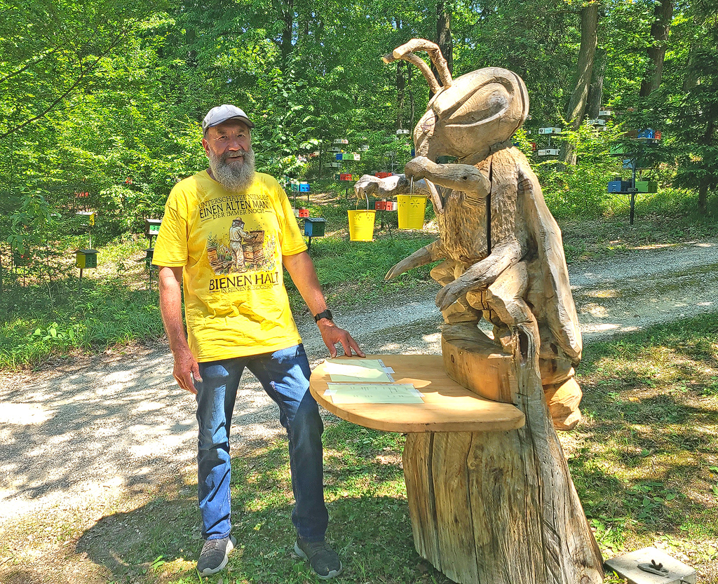 Biene vom Kettensägenkünstler