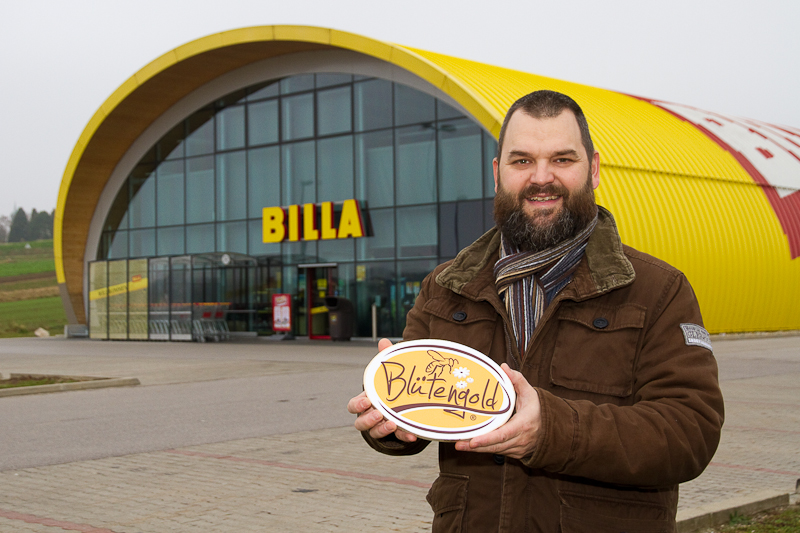 Franz Obendorfer mit Blütengold-Logo vor BILLA Markt
