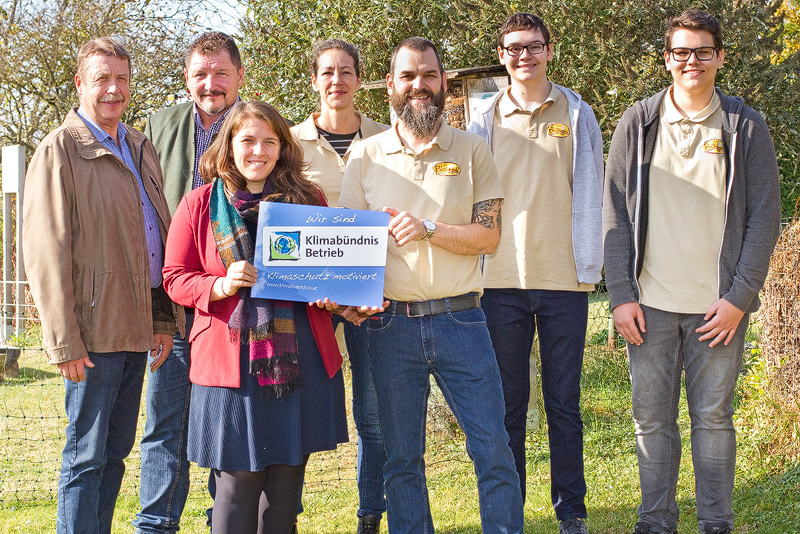 Gruppenfoto Bio-Imkerei mit Gemeindevertretern und Klimabündnisvertreterin