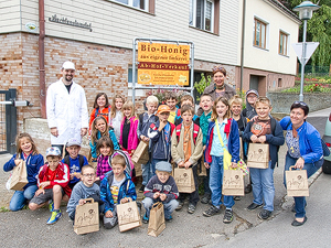 Schulklasse Wilfersdorf nach Führung beim Bio-Imker